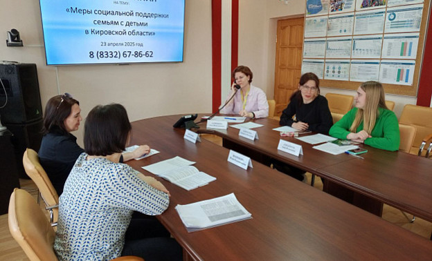 В Кировской области прошла горячая линия по вопросам поддержки семей с детьми