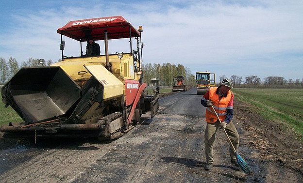 Шесть районов Кировской области получат средства на строительство дорог к «отрезанным» сёлам и деревням