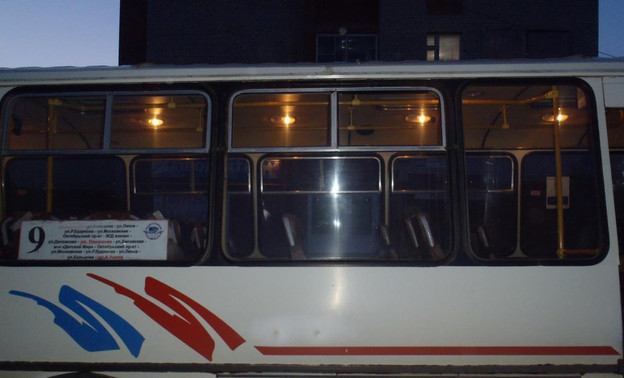 На улице Кольцова у рейсового автобуса во время движения разбилось стекло: есть пострадавшие