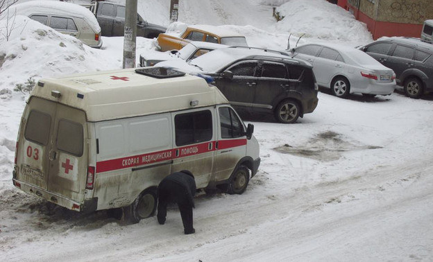 В Кирове завязла в снегу машина «Скорой помощи». ВИДЕО