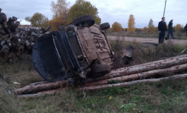В Кировской области иномарка съехала в кювет и перевернулась. Пострадали два пассажира