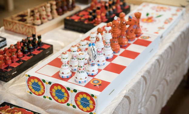 Рахим Азимов посетил предприятие по производству шахмат в Орловском районе