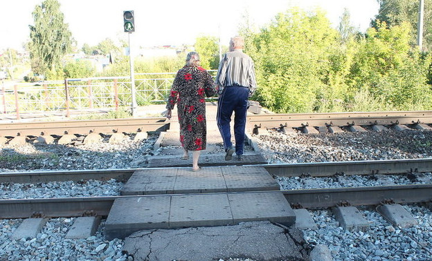 В Нововятске пенсионер, споткнувшись, погиб под колёсами поезда