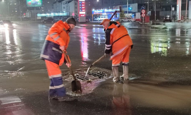 В Кирове очищают ливнёвки