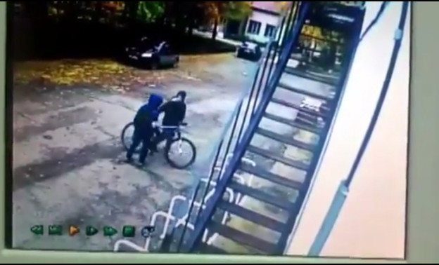 В Кирове разыскивают подозреваемых в краже велосипедов (ВИДЕО)
