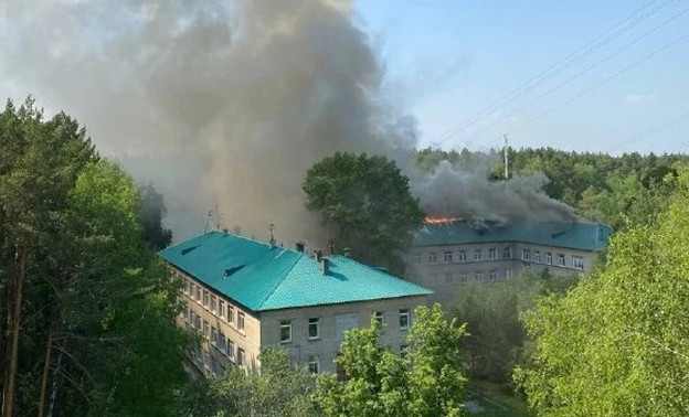 В Новосибирске загорелась крыша Центральной больницы