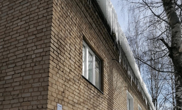 Часть квартир в доме на Грибоедова залило из-за снега на крыше