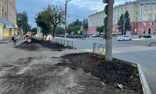 На Октябрьском проспекте создают новый газон