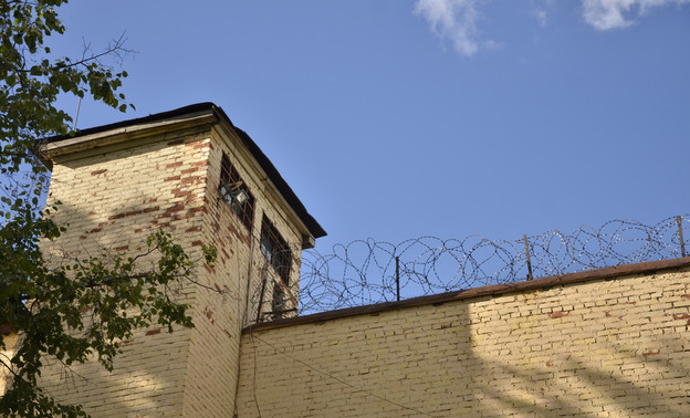 В Кировской области заключённая побила тюремщика в штрафном изоляторе