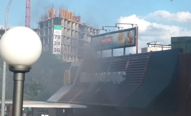 В Кирове загорелось здание «Макдональдса»