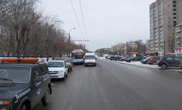 В Кирове пассажир получил травмы, упав в троллейбусе