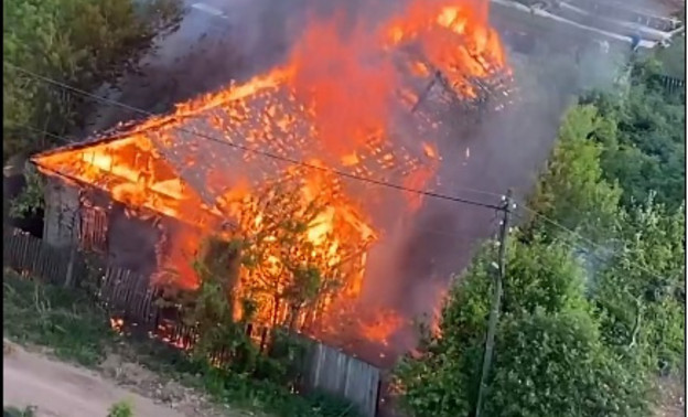 В Кирове в районе зонального института сгорел деревянный дом