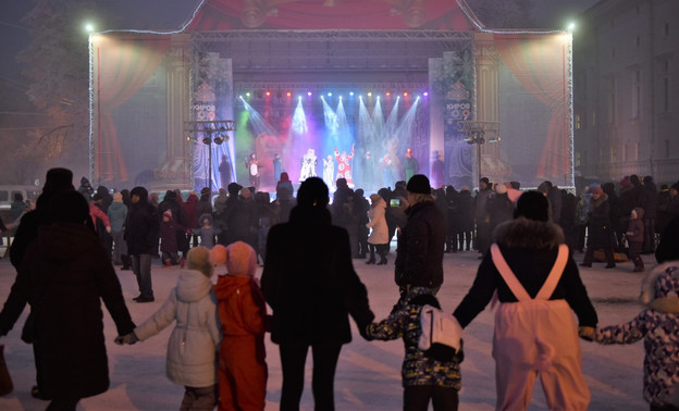 Открытие новогоднего переезда и весёлые снеговики: программы новогодней ночи в Лянгасово, Нововятске и Радужном