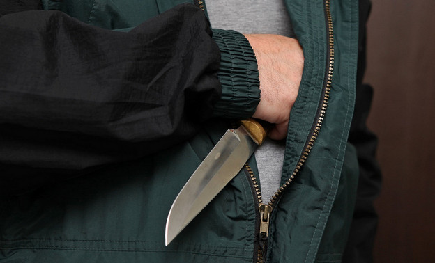 В кировском магазине задержали агрессивного мужчину с ножом, находящегося в розыске