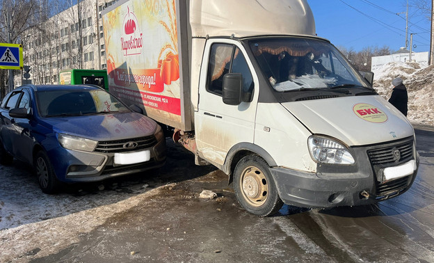 На перекрёстке Попова и Красина в Кирове столкнулись три автомобиля