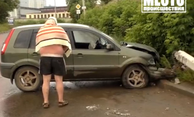 В Кирове пьяный водитель снёс уличный столб