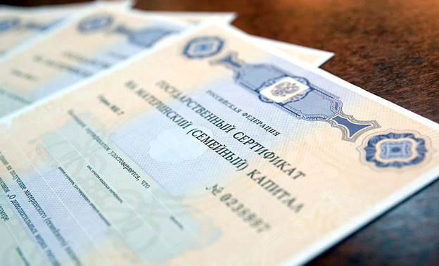 Кировским семьям предлагают оформлять документы на региональный маткапитал