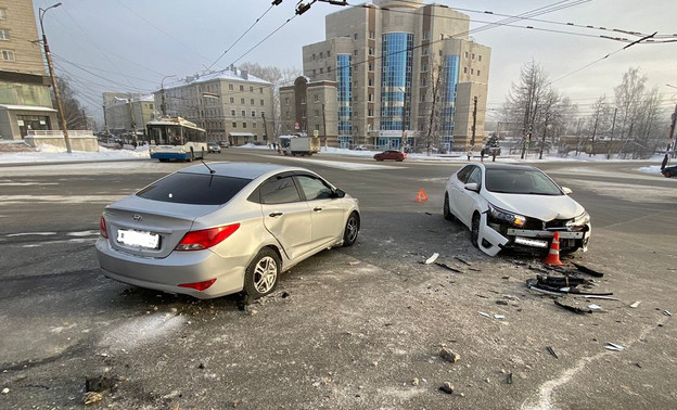 На улице Комсомольской столкнулись Toyota и Hyundai Solaris