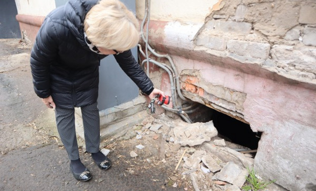 В Кирове жители дома более двух месяцев страдают от неприятного запаха из подвала