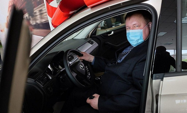 В Кирове лучшему врачу-инфекционисту подарили машину