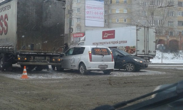 В Кирове два автомобиля вылетели на «встречку» после столкновения с КамАЗом (ФОТО)