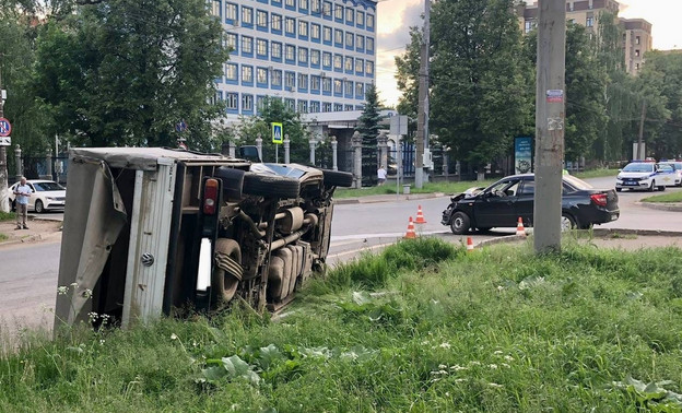 В Кирове в результате ДТП перевернулась иномарка. Пострадали два малолетних ребёнка