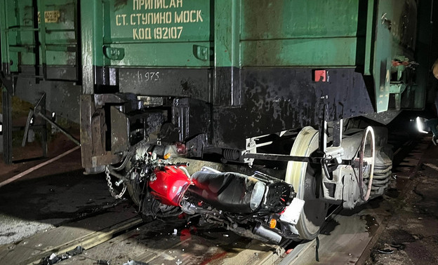 В Слободском мотоциклист вместе с пассажиром врезался в тепловоз. Оба мужчины погибли