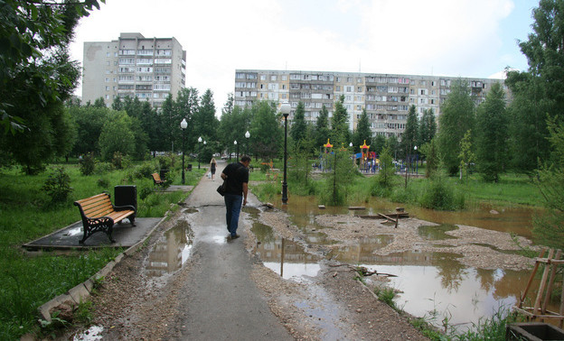 Контрольно-счётная палата: скамейки, урны и вазоны из Кочуровского парка установили «в никуда»