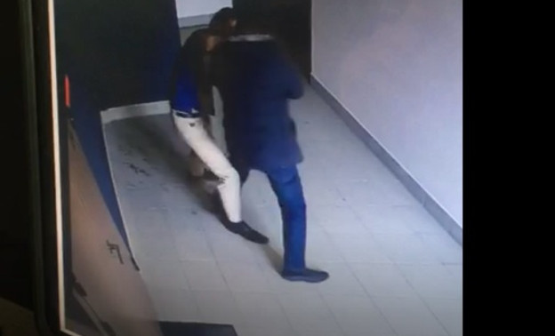 В Кирове в офисном центре на мужчину напали с ножом
