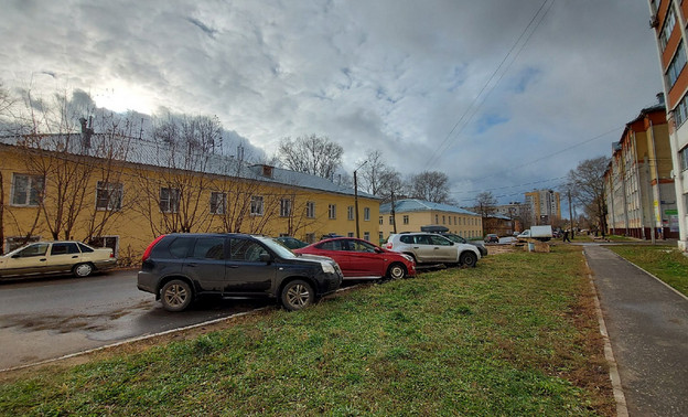За девять месяцев кировчан оштрафовали на 419 тысяч рублей за парковки на газонах