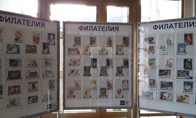 В Кировском почтамте открылась новогодняя выставка