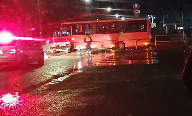 У кировского автовокзала столкнулись пассажирский автобус и легковушка