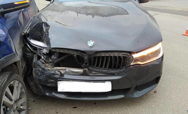 В Кирове на Труда BMW врезался в «Весту»