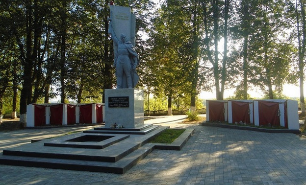 На набережной в Слободском отремонтировали мемориал «Вечный огонь»