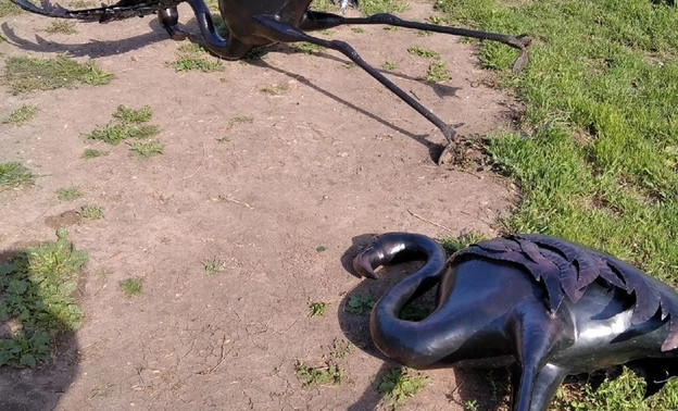 В Озерках неизвестные сломали скульптуры фламинго