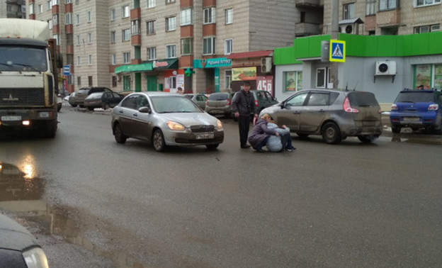 В Кирове на пешеходном переходе сбили женщину: её увезла скорая