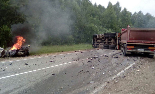 В Верхошижемском районе «Калина» врезалась в грузовик с щебнем. Один человек погиб. Фото