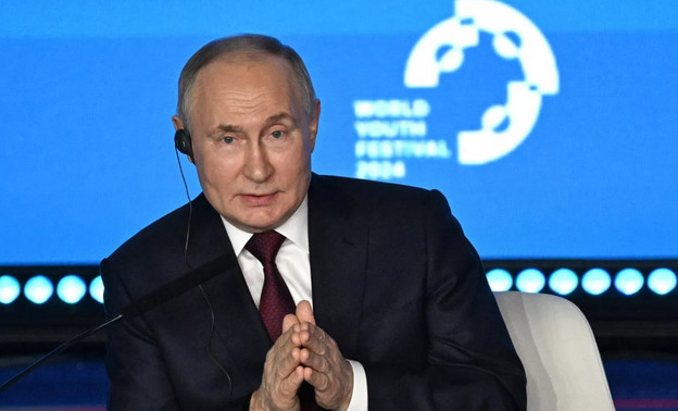 Путин пошутил про умную колонку «Сбера» и Грефа