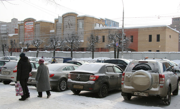 На 11 участках улиц в центре Кирова ограничат стоянку автомобилей. Карта