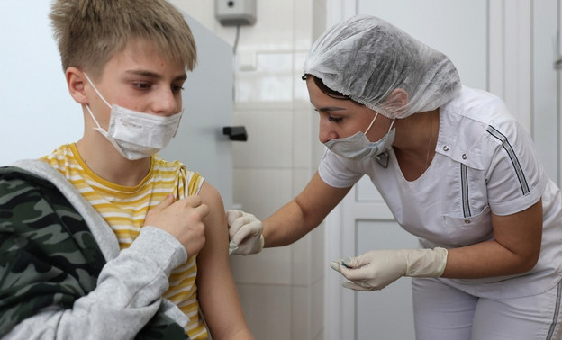 В России начались клинические исследования обновлённой вакцины от ковида для подростков
