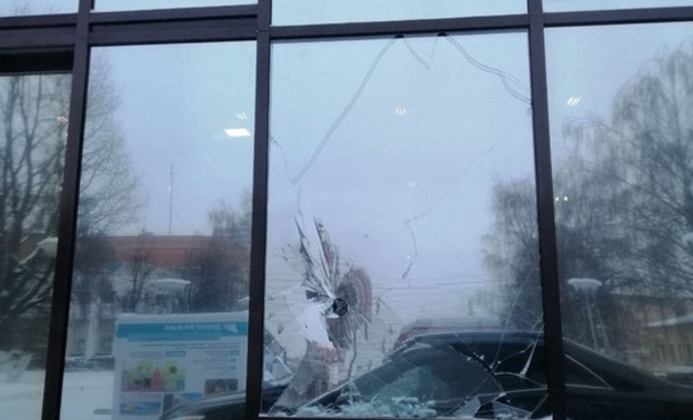 В здании правительства Кировской области третий раз разбили стекло