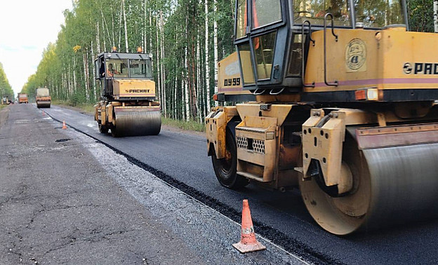 Рабочие уложили выравнивающий слой асфальта на трассе из Кирса в Лойно