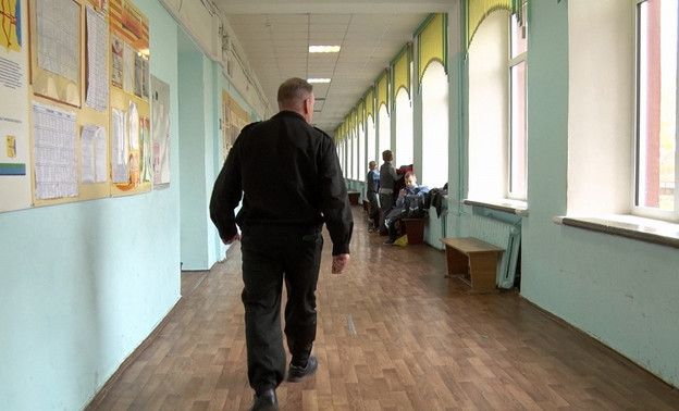 Больше половины школ Кирова наняли профессиональных охранников
