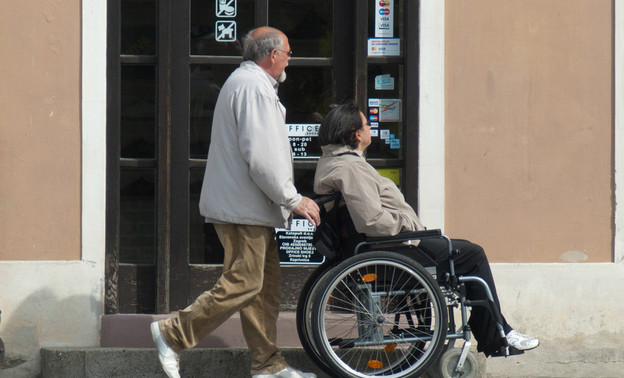 На какие льготы и выплаты может рассчитывать тот, кто ухаживает за инвалидом?