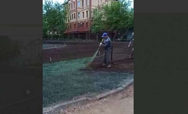 На территории будущего сквера на Казанской начали засеивать газон