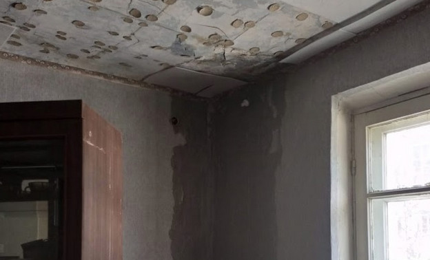 Квартиру пенсионерки из Кирса несколько лет топит из-за протекающей крыши