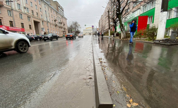 На кировские улицы вернут гранитные бордюры вместо бетонных