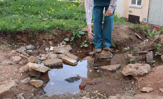 Дом на улице Щорса больше месяца топит водой из-за коммунальных раскопок