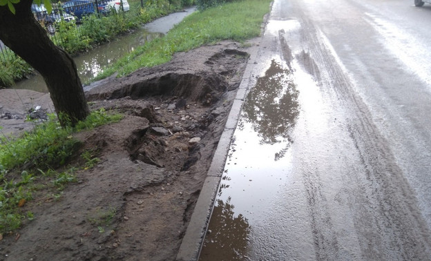 На отремонтированной улице Советской после дождей залило тротуар