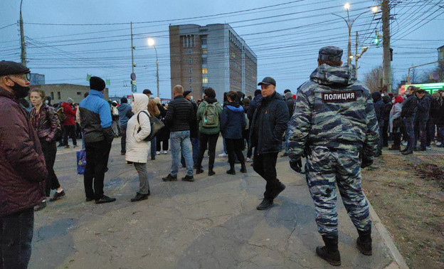 «Будут составлять протокол за то, что я скандировал на митинге»: кировчан продолжают вызывать в полицию из-за акции в поддержку Навального